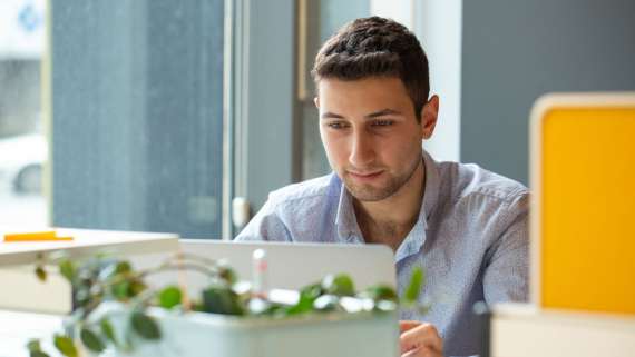 La Fundación SEPI convoca Becas de Iniciación en la Empresa para facilitar el acceso de jóvenes universitarios y titulados de FP de Grado Superior a una primera experiencia